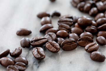 大理石の上に散りばめたコーヒー豆