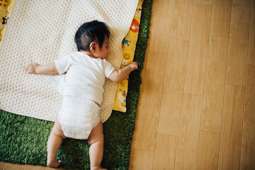 うつ伏せに寝る赤ちゃん