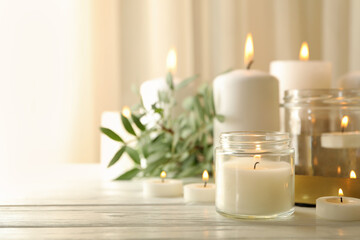 Bougies parfumées brûlantes pour se détendre sur une table en bois blanc