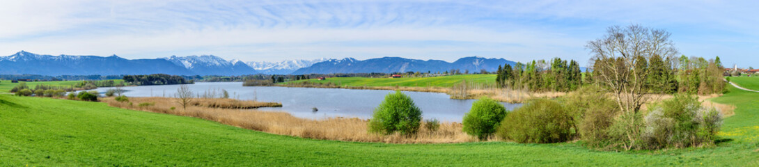 Obraz premium Panorama am idyllisch gelegenen Riegsee in Oberbayern