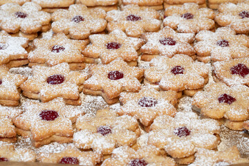 Spitzbuben Weihnachtsplätzchen mit Puderzucker