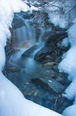 cascade d'eau gelée en hiver avec de la glace et de la neige