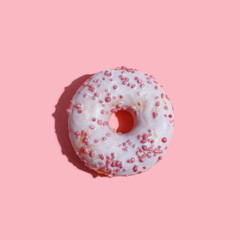 Fototapeta na wymiar appetizing fresh doughnut on a pink background