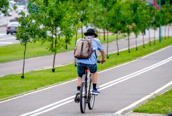 Obraz premium Cyclist ride on the bike path in the city Park 