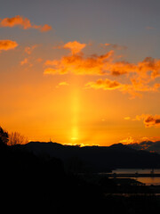 朝焼けのサンピラー 縦