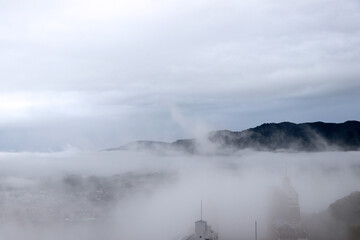 街を覆う霧