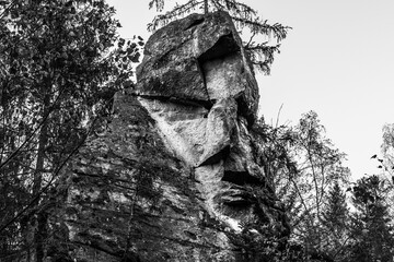 Schwarz weiß Foto der mystische Felsengruppe und Steingruppe Teufelsstein bei der Teufelsmühle bei Rattenberg mit dem Felsengesicht einem Gesicht oder Fratze eines Teufelsgesichts 