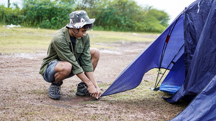 traveller man put up the tent