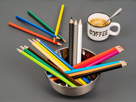 Malstifte mit Kaffeetasse