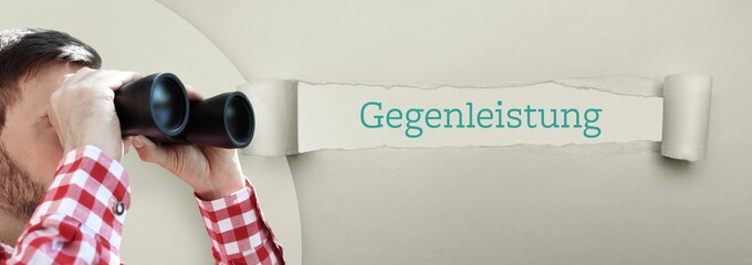 Gegenleistung. Mann (Anwalt) bei Beobachtung mit Fernglas. Fokus auf Wort/Text in einem Papier Riss.