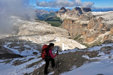 Wanderin in der Sella Gruppe Dolomiten