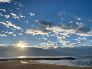 El sol se asoma en la Playa