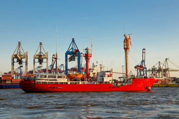 Rotes Feuerschiff am Anleger im Hafen