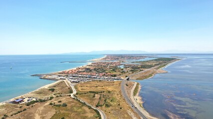 survol de Port-Leucate et étangs de Leucate avec les Corbières