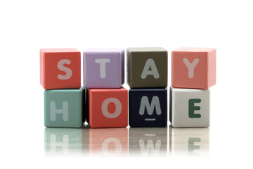 Obraz premium Cubes each with a letter on it written the word stay home