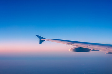 Fototapeta na wymiar Tragfläche eines fliegenden Flugzeuges in der Luft