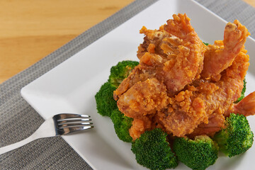 Deep-fried shrimp and broccoli, a delicious dish.