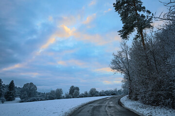 Wunderschöne Winterlandschaft mit farbenfrohen Sonnenuntergang mit schnee bedeckt