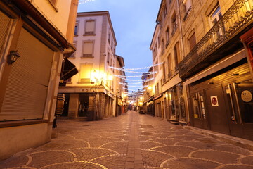 La rue des Martyrs de Vingré illuminée le soir, rue piétonne dans Saint Etienne, ville de Saint...