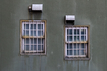 古びた扉のある壁