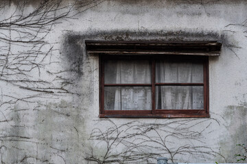 古びた扉のある壁