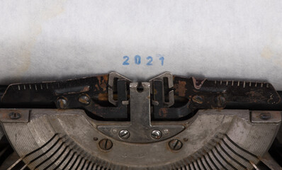 Fototapeta na wymiar old typewriter with white sheet, lettering 2021