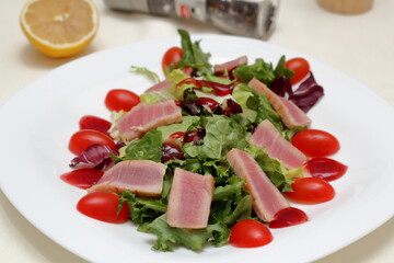 salad with tomatoes and tuna