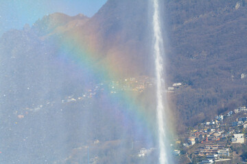 Riflessi arcobaleno della luce su un getto d'acqua a Paradiso, Canton Ticino, Svizzera.