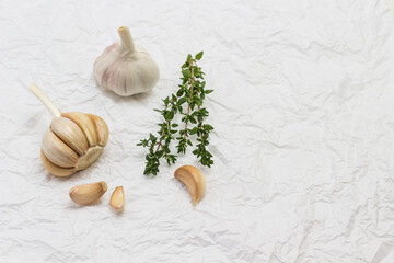 Heads and cloves of garlic