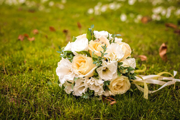 Obraz na płótnie Canvas wedding bouquet in the park