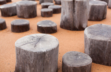 Logs for balance exercise. Balance on the fitness area. Holzstämme für Gleichgewichtsübung. Balance auf Fitnessplatz.