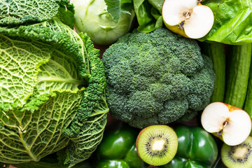 Draufsicht auf rohes grünes Gemüse und Obst. Bildhintergrund, gesunde Ernärhung, Diät.