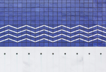 Facade with blue tiles. Fassade mit blauen Fliesen.