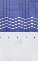 House facade with blue tiles. Hausfassade mit blauen Fliesen.