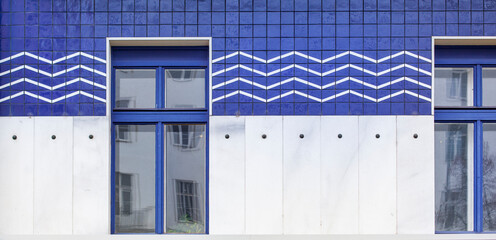 Facade with blue tiles and a zigzag pattern.
Fassade mit blauen Fliesen und zick zack Muster.