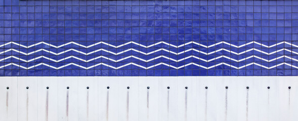 Facade with blue tiles. Fassade mit blauen Fliesen.