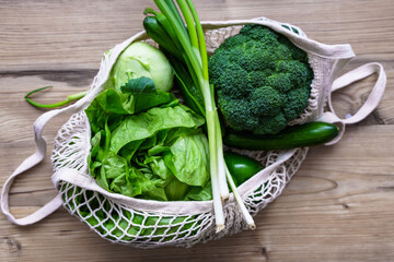 Grünes rohes Gemüse in einer wiederverwendbaren Einkaufstasche. Nachhaltige Lebensweise, gesunde...