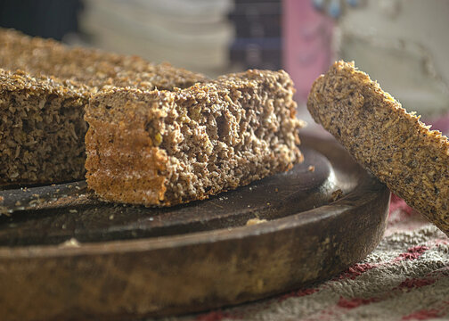 bud&iacute;n integral y artesanal sobre un plato de madera, tocado por un haz de luz que entra por la ventana y con tazas de te alrededor
