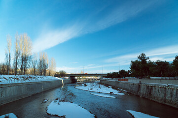 R&iacute;o con nieve en el atardecer