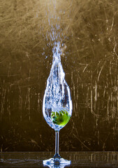Wasser, Limette, Frische Zitronen mit Wasserstrahl 