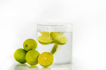 Wasser, Limette, Frische Zitronen mit Wasserstrahl 