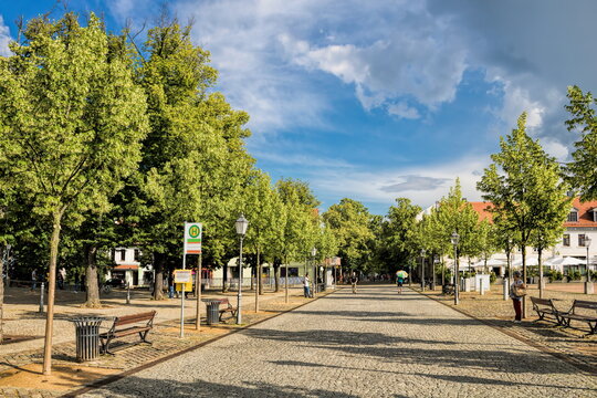 bernburg, deutschland - karlsplatz in der altstadt