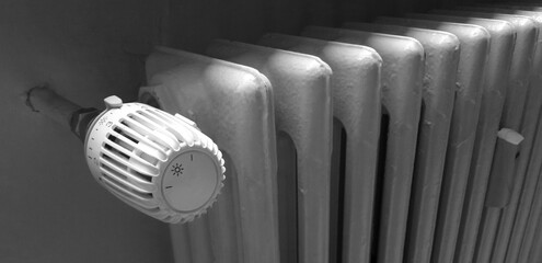 Valvola termostatica sul calorifero in ghisa della propria casa o ufficio - obrazy, fototapety, plakaty