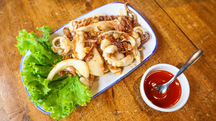 Stir fried squid with crispy garlic and pepper (Pla Muek Tod Gra Tium).