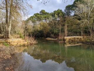 Pont de l'arc Aix en Provence, rivière qui traverse la ville dans un état naturel, cascade , ruissellement hiver avec feuille des arbres à terre, garrigue sauvage couché de soleil sur la foret 