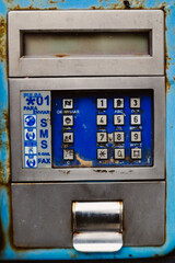 Cabina de teléfono antigua sin usar desde hace mucho tiempo. 