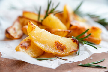 Deliziose patate al forno con rosmarino e sale, Cibo mediterraneo