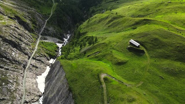 almh&uuml;tte im gr&uuml;nen tal