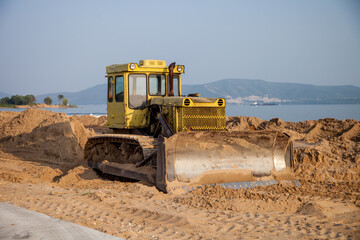 Fototapeta premium tractor on the beach flattens