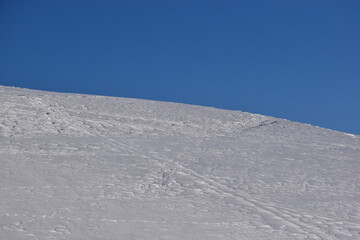 Hintergrund schneebeckter Berg vor blauem Himmel